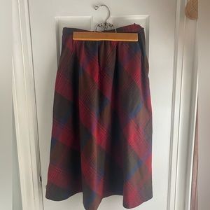Vintage midi-length red tartan midi-skirt. Pockets and side zipper